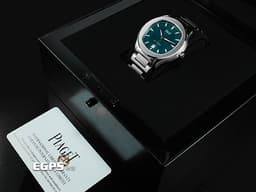 PIAGET 伯爵 Polo Date系列 G0A49022 經典 枕型 不鏽鋼材質&nbsp;<font color="#228B22">綠色橫條紋雕紋面盤</font> <font color="#FF0000">2025年保卡</font>&nbsp;自動上鍊 42mm
