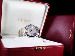 CARTIER 卡地亞 BALLON BLEU DE CARTIER 藍氣球  18K黃金&不鏽鋼材質 半金款 大型款 <font color=#70cce1>鑲嵌藍色尖晶石錶冠、銀白色放射狀雕紋面盤、劍形藍鋼指針</font> 自動上鏈 42mm
