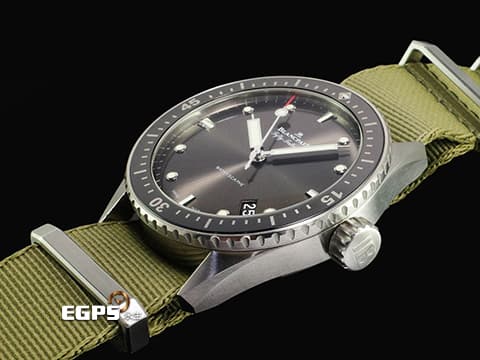 BLANCPAIN 寶珀 Fifty-Fathoms Bathyscaphe 五十噚系列 5000 1110 NAKA 不鏽鋼材質 單向旋轉磨砂緞面不鏽鋼錶圈 灰色流星放射飾紋面盤 2021年保卡&nbsp;自動上鍊 43mm