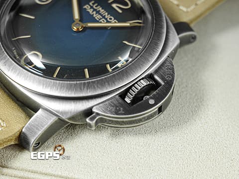 PANERAI 沛納海 Luminor Venticinque PAM02025 社群Paneristi成立25週年 限量版 藍色漸變三明治面盤 藍寶石金魚缸風防&nbsp;PAM2025 三日鍊 Brunito塗層不鏽鋼材質 傳奇「Fiddy」復刻款&nbsp;2026年保單 限量1000只&nbsp;手上鍊 44mm