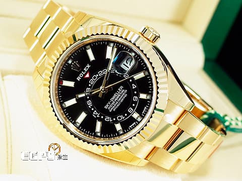 ROLEX 勞力士 Sky-Dweller 天行者 326938 黃K金材質 沙羅系統 年曆錶 兩地時區 柱狀時標黑色面盤，2021年保單，新式保卡 此錶歡迎各路錶友以RM、 PP、AP、勞力士 來店交換，本店將以最高價評估～  自動上鍊 鍊帶款 42mm