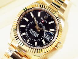 ROLEX 勞力士 Sky-Dweller 天行者 326938 18K黃金材質<font color="#f4f5d6"> 沙羅系統 年曆錶 兩地時區 柱狀時標黑色面盤</font><font color="#fafa01"> </font><font color="#FF0000">2023年保卡&nbsp;</font>自動上鍊 42mm