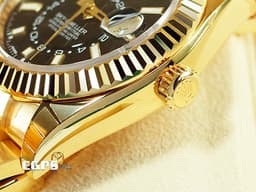 ROLEX 勞力士 Sky-Dweller 天行者 326938 18K黃金材質<font color="#f4f5d6"> 沙羅系統 年曆錶 兩地時區 柱狀時標黑色面盤</font><font color="#fafa01"> </font><font color="#FF0000">2023年保卡&nbsp;</font>自動上鍊 42mm