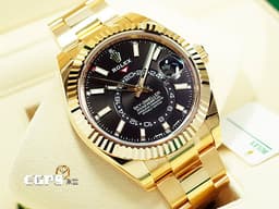 ROLEX 勞力士 Sky-Dweller 天行者 326938 黃K金材質 沙羅系統 年曆錶 兩地時區 <font color=#FF0000>柱狀時標黑色面盤，2021年保單，新式保卡</font><font color=#FFFF33> 此錶歡迎各路錶友以RM、 PP、AP、勞力士 來店交換，本店將以最高價評估～</font>  自動上鍊 鍊帶款 42mm