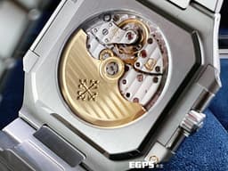 Patek Philippe 百達翡麗 PP Cubitus 5821/1A-001 不鏽鋼材質&nbsp;<font color="#c0f2bf">綠色橫條浮雕日輝紋面盤</font><font color="#2828FF">&nbsp;</font>大三針<font color="#ff0000">&nbsp;方形圓角錶殼 橄欖綠</font><font color="#fafa01"> 2026年保單 </font> 自動上鍊 45mm