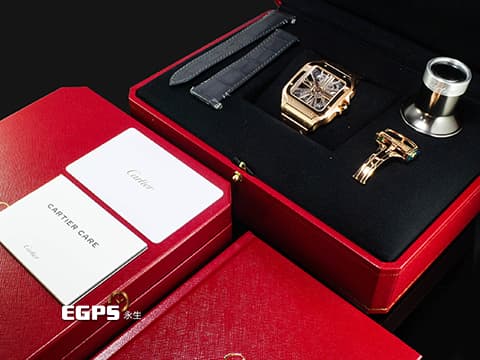 CARTIER 卡地亞 Santos de Cartier 山度士 WHSA0016 18K玫瑰金材質 鏤空面盤 金色鍍層飾面劍形指針 鑲嵌1顆刻面藍寶石七邊形錶冠&nbsp;新式「QuickSwitch」錶帶快拆系統 附原廠鱷魚皮錶帶 2026年保卡 整支重約6.4兩 官方訂價：2,450,000元&nbsp;自動上鍊 47.5x39.7mm