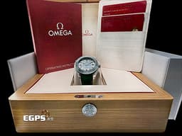 OMEGA 歐米茄 Seamaster Planet Ocean 600 海馬 宇宙海洋 215.32.44.21.06.001 <font color="#058703">磨砂不鏽鋼材質</font><font color="#0582f5"> </font><font color="#058703">綠色磨砂陶瓷單向旋轉錶圈</font>&nbsp;同軸擒縱 <font color="#ff0000">2026年保卡</font>&nbsp;潛水錶 自動上鍊 43.5mm