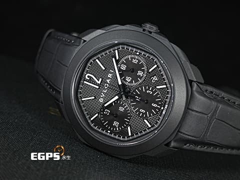 BVLGARI 寶格麗 Bulgari Octo Roma Chronograph 103932 黑色DLC塗層不鏽鋼&nbsp;黑色巴黎釘紋錶盤&nbsp;八角形多稜角設計外框 計時碼表&nbsp;2026年保卡 快拆錶帶系統 附原廠橡膠錶帶&nbsp;自動上鍊 42mm