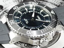 ORIS 豪利時  AQUIS 時間之海 生命之源 01 733 7730 4125-Set RS 不鏽鋼材質&nbsp;<font color="#05f0f0">錶背鐫刻萊茵河地圖 藍色面盤</font>&nbsp;<font color="#ff0000">全球限量2343只</font>&nbsp;自動上鏈&nbsp; 43mm
