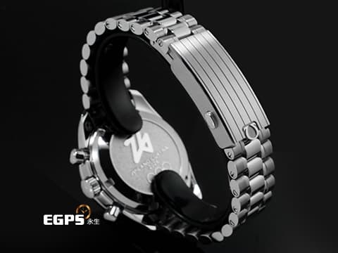 OMEGA 歐米茄 Speedmaster 超霸系列 52230385004001 向米蘭科爾蒂納2026年冬奧致敬 淡藍色冰霜質感塗層白色面盤&nbsp;不鏽鋼材質 2025年保卡&nbsp;同軸擒縱 自動上鏈 38mm