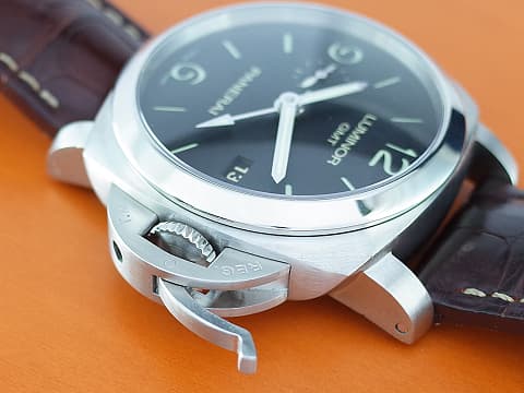PANERAI 沛納海 Luminor 1950 GMT PAM320 三日鍊 兩地時區 經典黑色三明治面盤 棕色鱷魚紋皮革錶帶&nbsp;經典黑色三明治面盤 自動上鍊 44mm