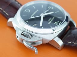 PANERAI 沛納海 Luminor 1950 GMT PAM320 三日鍊 兩地時區 <font color="#ff0000">經典黑色三明治面盤 棕色鱷魚紋皮革錶帶</font><font color="#892f2f">&nbsp;</font>經典黑色三明治面盤 自動上鍊 44mm