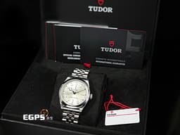 TUDOR 帝舵 Black Bay 36 碧灣 79640-0003&nbsp;<font color="#e5e0ca">香檳色面盤</font> 雪花針 不鏽鋼 <font color="#FF0000">最新款五節錶帶搭配快速調節「T-fit」折疊扣 2026年保單</font> 自動上鍊 36mm