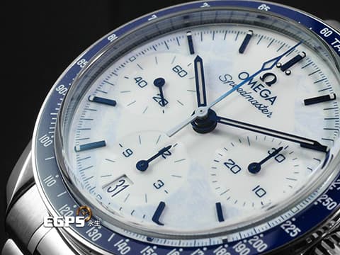 OMEGA 歐米茄 Speedmaster 超霸系列 52230385004001 向米蘭科爾蒂納2026年冬奧致敬 淡藍色冰霜質感塗層白色面盤&nbsp;不鏽鋼材質 2025年保卡&nbsp;同軸擒縱 自動上鏈 38mm