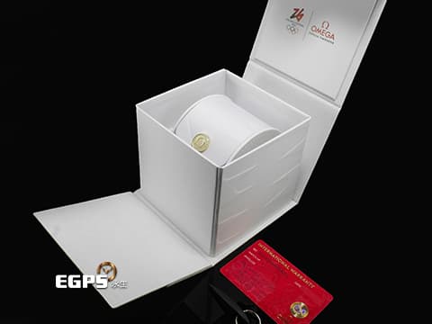 OMEGA 歐米茄 Speedmaster 超霸系列 52230385004001 向米蘭科爾蒂納2026年冬奧致敬 淡藍色冰霜質感塗層白色面盤&nbsp;不鏽鋼材質 2025年保卡&nbsp;同軸擒縱 自動上鏈 38mm