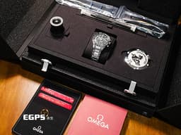 OMEGA 歐米茄 Speedmaster Moonwatch Calibre 321 超霸 登月錶 31130403001001 計時碼表 不鏽鋼材質&nbsp;<font color="#b4fdfc">曾經登上月球的經典傳奇321機芯，備有導柱輪、寶璣游絲、飾Sedna金PVD塗層機板</font> <font color="#FF0000">2025年保卡</font>&nbsp;手上鏈 39.7mm
