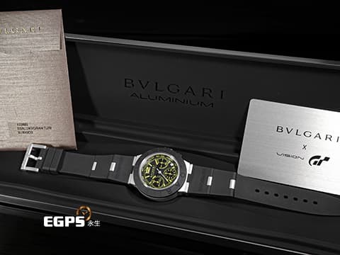 BVLGARI 寶格麗 Bulgari Aluminium Gran Turismo 103893 《跑車浪漫旅》聯動特別版&nbsp;鋁合金+鈦金屬材質&nbsp;霧黑色髮絲紋錶盤&nbsp;黑色橡膠刻度錶圈&nbsp;BB41ATCH 計時碼表&nbsp;限量1200只&nbsp;2025年保卡&nbsp;自動上鍊 40mm