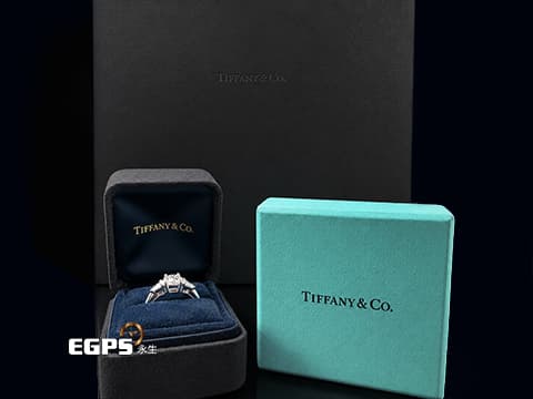 Tiffany &amp; Co. Tiffany Three Stone系列&nbsp;鉑金鑲梨形側石訂婚戒指 天然鑽石 950T鉑金 1.06CT主鑽 梨形側鑽0.60CT G色VS1純淨度&nbsp;鑽石戒指 造形戒指  女戒