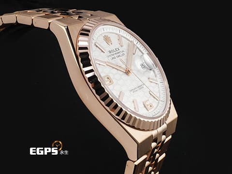 ROLEX 勞力士 Land-Dweller 127335 18K玫瑰金材質&nbsp;最新系列 陸行者 勞力士數一數二的透背錶款 醇白色蜂巢圖案錶面&nbsp;絲滑服貼的最新錶帶設計&nbsp;2026年保卡 纖薄紀念型（Flat Jubilee）錶帶&nbsp;自動上鍊 40mm