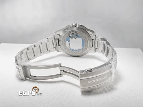 Montblanc萬寶龍 1858 GMT MB129616 藍色太陽放射紋面盤 錶背雕刻世界地圖、海洋及 24 個時區城市名稱 可作為世界時間參考 2025年&nbsp;不鏽鋼材質&nbsp;自動上鍊 43mm