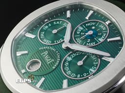 PIAGET 伯爵 Polo Skeleton系列 枕型 G0A48005 不鏽鋼材質 <font color="#66c281">8.65毫米</font><font color="#4cc844">超薄萬年曆 圓模雕刻紋理深祖母綠色錶盤</font><font color="#FF0000">&nbsp;2024年保卡 新式快拆帶系統 附原廠綠色皮革錶帶 新錶訂價：1,970,000元</font>&nbsp;自動上鍊 42mm