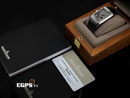 Jaeger Le-Coultre 積家 JLC Reverso Classic 翻轉系列 Q389848J 不鏽鋼材質&nbsp;<font color="#05f0f0">簡約大方的藍色太陽放射狀扭索飾紋錶盤&amp;逆跳計時機械結構鏤空錶盤 兩種風格隨意翻轉切換</font>&nbsp;<font color="#ff0000">2024年保卡 僅試戴收藏極新品</font> 手動上鏈 49.4 x 29.9mm