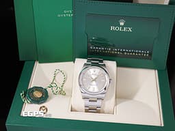 ROLEX 勞力士 Oyster Perpetual 36 蠔式恆動型 126000 <font color="#dcdcdb">銀色太陽紋面盤</font>搭配<font color="#ffdf3d">金色指針、立體時標</font> 經典 OP36 大三針 不鏽鋼 <font color="#FF0000">2023年保卡</font> 自動上鍊 36mm