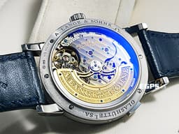 A.LANGE &amp; SOHNE 朗格 LANGE 1 DAYMATIC&nbsp; 320.028 <font color="#ff0000">完美風格朗格時計</font> 標誌性的設計細節著稱 高級鐘錶特色風格 <font color="#fafa01">18K白金材質  星期／大日曆／逆跳功能</font> 自動上鍊 39.5mm