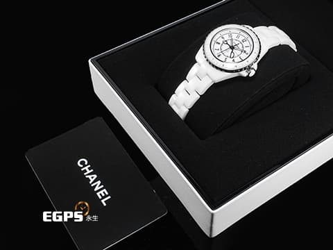 CHANEL 香奈兒 J12系列 H9763 白色陶瓷材質&nbsp;COUTURE O'CLOCK 限定腕錶系列 停產絕版款 裁縫剪刀造型時針、分針 縫紉針造型秒針 裁縫線紋路面盤&nbsp;專利不鏽鋼蝴蝶扣 2026年保卡 石英機芯 33mm