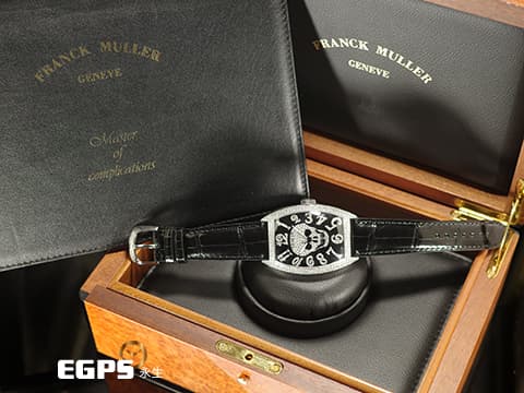 Franck Muller 法蘭穆勒 FM錶 Cintrée Curvex Gothique系列 8880 SC GOTH NBR D CD 原廠鑲嵌鑽石錶殼、骷髏頭圖案面盤、阿拉伯數字時標&nbsp;酒桶型 18K白金材質 大三針 8880SC 自動上鏈 44x54mm