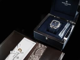 Patek Philippe 百達翡麗 PP錶 Cubitus 5822P-001 Platinum <font color="#164fd4">藍色水平浮雕日輝紋錶盤</font>&nbsp;5822 P 瞬跳大日期窗 星期顯示 月相盈虧 小秒針 PT950 鉑金材質 <font color="#ff0000">2025年保單</font> 自動上鍊 45mm