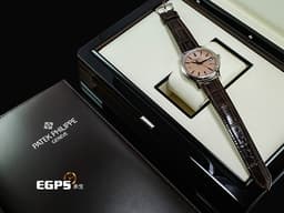 PATEK PHILIPPE 百達翡麗 PP Calatrava 系列 經典 5227G-015 18K白金材質 <font color="#0582f5">炭灰白金三維多面「子彈」時標 獨特軍官式底蓋</font><font color="#FF0000">&nbsp;</font><font color="#fbb689">鮭魚色面盤</font><font color="#FF0000"> 2026年保單 </font> 自動上鍊 39mm
