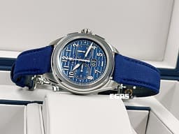 ZENITH 真力時 PILOT BIG DATE FLYBACK 03.4000.3652/51.I003 不鏽鋼材質 <font color="#ffff00">飛返計時功能 瞬跳大日期窗 藍色裝飾橫向凹紋</font> <font color="#70cce1">三色分鐘計時</font> <font color="#FF0000">2024年保卡專門店限定版&nbsp;</font> 自動上鍊 42.5mm