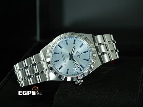 TUDOR 帝舵 Royal 皇家系列 2836C1A0-0106&nbsp;最新款 冰藍色面盤 割坑紋與磨光飾面間隔錶圈 不鏽鋼 大三針&nbsp;MT5412自製機芯 2026年保卡 最新「T-fit」快速調節折疊扣&nbsp;自動上鍊 36mm