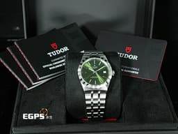 TUDOR 帝舵 Royal 皇家系列 2836C1A0-0103 不鏽鋼材質 <font color="#ff0000">綠色太陽紋面盤</font>  割坑紋與磨光飾面間隔錶圈 <font color="#ff0000">2026年保卡</font> 「T-fit」摺扣 自動上鍊 36mm