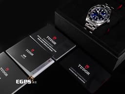 TUDOR 帝舵 Heritage Black Bay 68 碧灣 M7943A1A0NU-0001 7943A 不鏽鋼材質 <font color="#70cce1">最新快速調節「T-fit」折疊扣 帝舵藍面盤 黑色陶瓷圈 藍水鬼 </font> <font color="#FF0000">自製機芯 2025年保卡</font> 潛水錶 自動上鍊 43mm