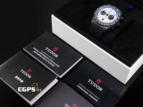 TUDOR 帝舵 Black Bay Chrono “Carbon 25” M79377KN-0001 黑色碳纖維材質 79377&nbsp;碳纖維材質計時盤 F1賽車圖案鈦金屬底蓋 「極速白」 F1車隊紀念款 限量2,025支 2025年保卡&nbsp;自動上鍊 42mm