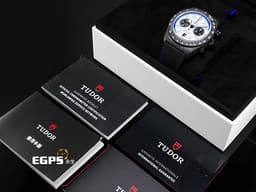 TUDOR 帝舵 Black Bay Chrono “Carbon 25” M79377KN-0001 黑色碳纖維材質 79377<font color="#FF0000">&nbsp;</font><font color="#05f0f0">碳纖維材質計時盤 F1賽車圖案鈦金屬底蓋 「極速白」</font><font color="#FF0000"> F1車隊紀念款 限量2,025支 2025年保卡</font>&nbsp;自動上鍊 42mm