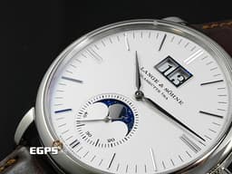 A.LANGE &amp; SOHNE 朗格 SAXONIA Annual Calendar 大日期窗 384.026  <font color="#e6e5e4">白K金材質 銀白色面盤</font> <font color="#40e0d0">優美月相顯示 絕美德國工藝 經典大日期窗 錶界的頂級傳奇藝術</font> <font color="#FF0000">2020年保單 台灣公司貨</font> 自動上鍊 40mm