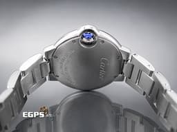 Cartier 卡地亞 Ballon Bleu de Cartier 藍氣球 W4BB0020 不鏽鋼材質 <font color="#0582f5">銀色面盤guilloché紋理 羅馬數字12點加鑽石時標</font>&nbsp;<font color="#0582f5">藍鋼劍形指針</font>&nbsp;石英機芯 33mm