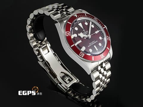 TUDOR 帝舵 Heritage Black Bay 碧灣 7939A1A0RU-0001 雪花針 不鏽鋼材質&nbsp;新款紅水鬼 酒紅色面盤、外圈&nbsp;2025年保卡 搭配最新快速調節「T-fit」折疊扣&nbsp;自動上鍊 39mm