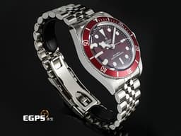 TUDOR 帝舵 Heritage Black Bay 碧灣 7939A1A0RU-0001 雪花針 不鏽鋼材質&nbsp;<font color="#CE0000">新款紅水鬼 酒紅色面盤、外圈</font>&nbsp;<font color="#FF0000">2025年保卡 搭配最新快速調節「T-fit」折疊扣</font>&nbsp;自動上鍊 39mm