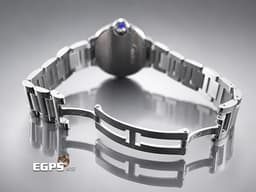Cartier 卡地亞 Ballon Bleu de Cartier 藍氣球 W4BB0020 不鏽鋼材質 <font color="#0582f5">銀色面盤guilloché紋理 羅馬數字12點加鑽石時標</font>&nbsp;<font color="#0582f5">藍鋼劍形指針</font>&nbsp;石英機芯 33mm