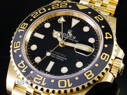 ROLEX 勞力士 GMT-Master II 蠔式 格林威治型 126718 GRNR 兩地時間 <font color="#f5dea8">18K黃金材質</font> 126718 GRNR <font color="#9c9893">灰</font><font color="#4F4F4F">黑</font>雙色陶瓷錶圈 皮蛋圈 <font color="#FF0000">2025年保卡 紀念型（Jubilee）五銖錶帶 </font>&nbsp;自動上鍊 40mm