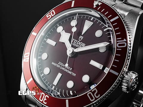 TUDOR 帝舵 Heritage Black Bay 碧灣 7939A1A0RU-0001 雪花針 不鏽鋼材質&nbsp;新款紅水鬼 酒紅色面盤、外圈&nbsp;2025年保卡 搭配最新快速調節「T-fit」折疊扣&nbsp;自動上鍊 39mm