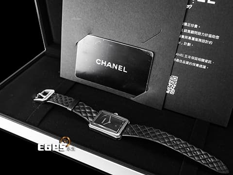 CHANEL 香奈兒 BOY·FRIEND H6585 不鏽鋼材質 黑色雕紋錶盤 可拆換式黑色菱格紋圖騰皮錶帶   2023年保卡 台灣公司貨 石英機芯 34.6x26.7mm
