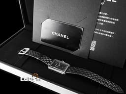 CHANEL 香奈兒 BOY·FRIEND H6585 不鏽鋼材質 <font color=#ffffff>黑色雕紋錶盤 可拆換式黑色菱格紋圖騰皮錶帶 </font> <font color=#FF0000> 2023年保卡 台灣公司貨</font> 石英機芯 34.6x26.7mm