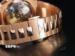 Patek Philippe 百達翡麗 PP錶 Nautilus Chronograph 金鷹 鸚鵡螺 5980/1R-001 18K玫瑰金材質 鏈帶款 同軸計時碼錶 <font color="#fbf2d0">漸層橫條紋褐色面盤</font>&nbsp;<font color="#FF0000">PP印記 2021年保單 新式錶扣</font>&nbsp;自動上鏈 40.5mm