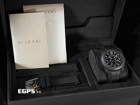 BVLGARI 寶格麗 Bulgari Octo Roma Chronograph 103932 黑色DLC塗層不鏽鋼&nbsp;黑色巴黎釘紋錶盤&nbsp;八角形多稜角設計外框 計時碼表&nbsp;2026年保卡 快拆錶帶系統 附原廠橡膠錶帶&nbsp;自動上鍊 42mm