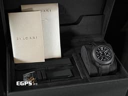 BVLGARI 寶格麗 Bulgari Octo Roma Chronograph 103932 <font color="#545454">黑色DLC塗層不鏽鋼&nbsp;黑色巴黎釘紋錶盤</font><font color="#05f0f0">&nbsp;</font>八角形多稜角設計外框 計時碼表&nbsp;<font color="#FF0000">2026年保卡 快拆錶帶系統 附原廠橡膠錶帶</font>&nbsp;自動上鍊 42mm